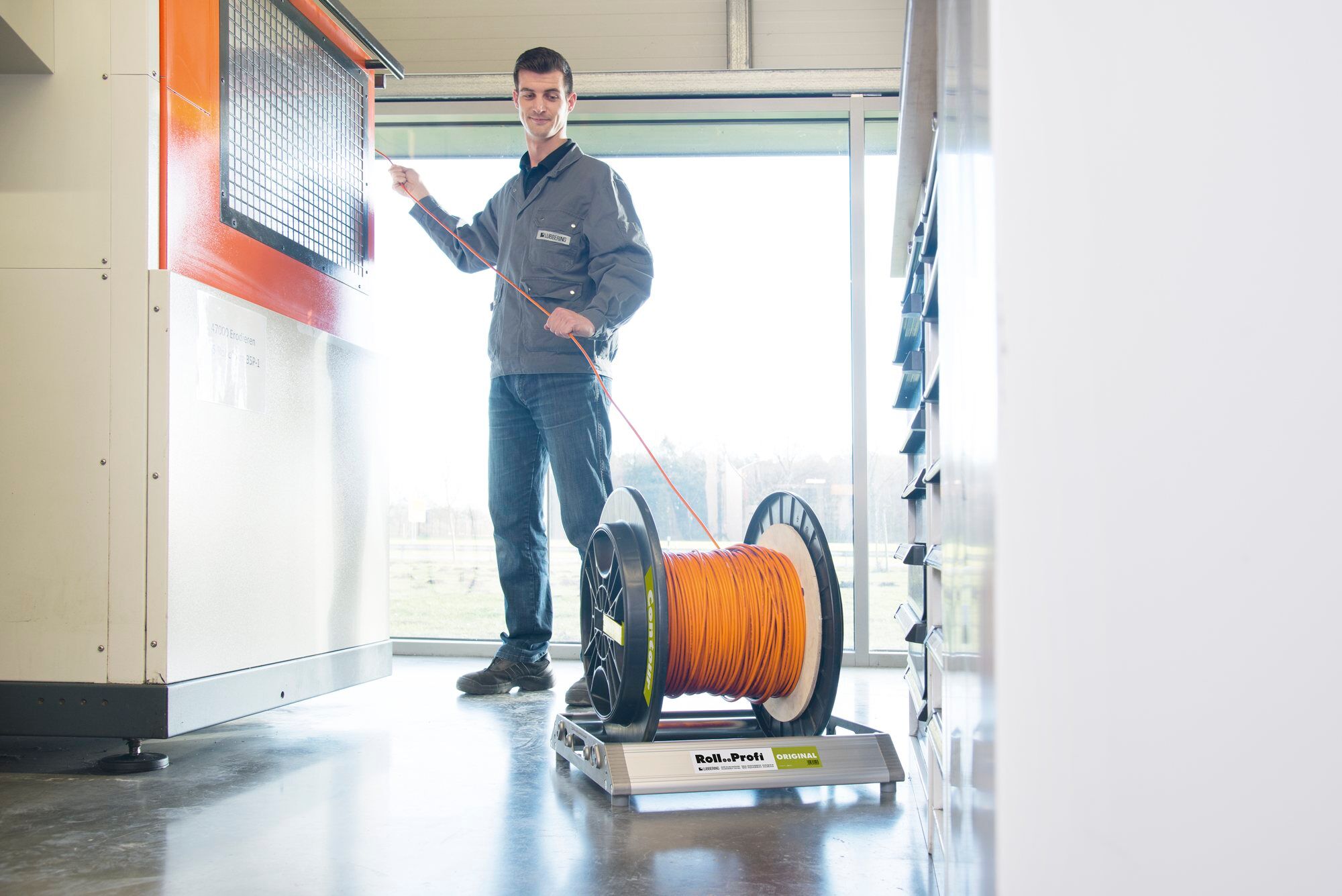 Kabeltrommelabroller «ORIGINAL» im Einsatz