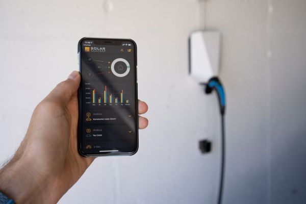 Smartphone mit Solar Manager App