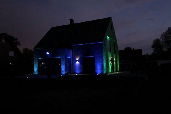 Farbig beleuchtetes Haus