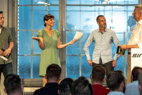Ex-Miss-Schweiz Anita Buri befragt die drei Start-up-Unternehmer (v.l.) Julien Reutimann, Peter Flury und Marcos Lopez zu den Motivationen und Zielen des Projekts