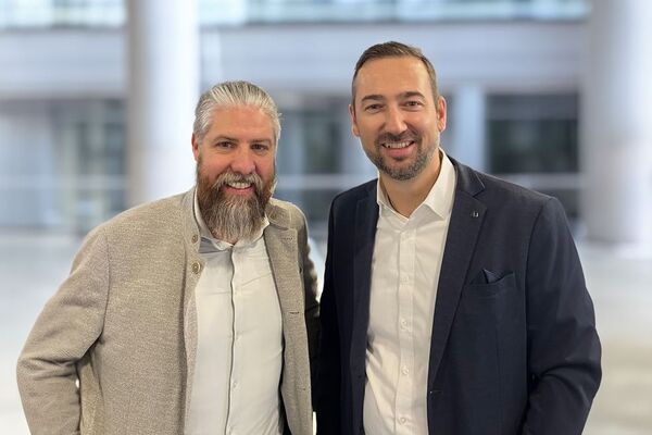 Gira Geschäftsführer Dominik Marte (r.) und Alfred Mölzer, Chef der neuen Vertriebsgesellschaft in der Schweiz (Foto: Gira)