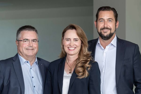 Kurt Lüscher, Stephanie Züllig mit CEO Enrico Baumann. (Bild: Elektron)