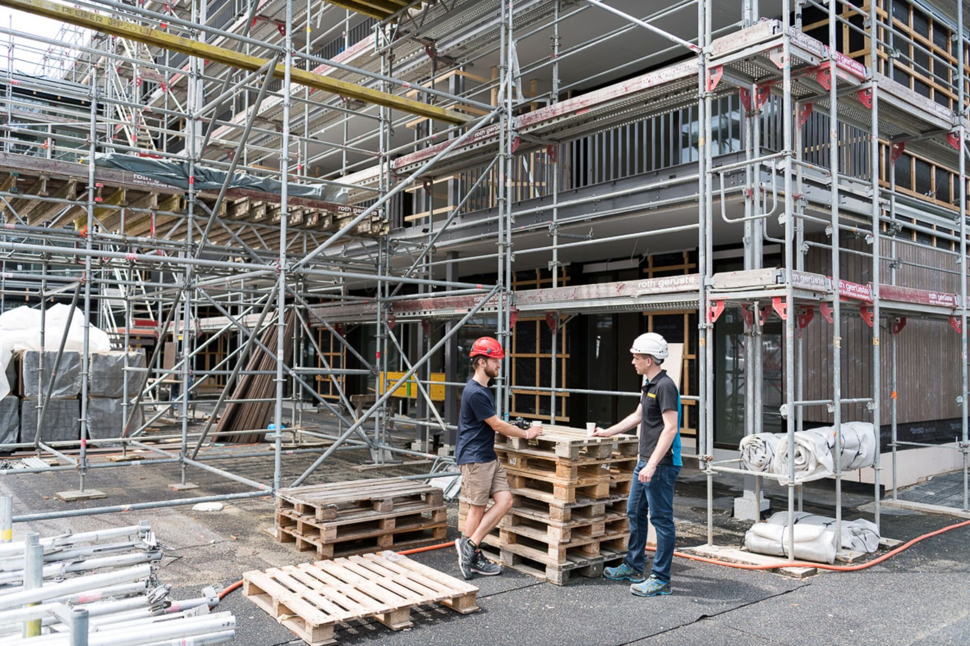 Mittendrin: Fabian (rechts) zeigt Julian für diesen Artikel, wie er im Büro Netzwerke plant und sie auf der Baustelle umsetzt.