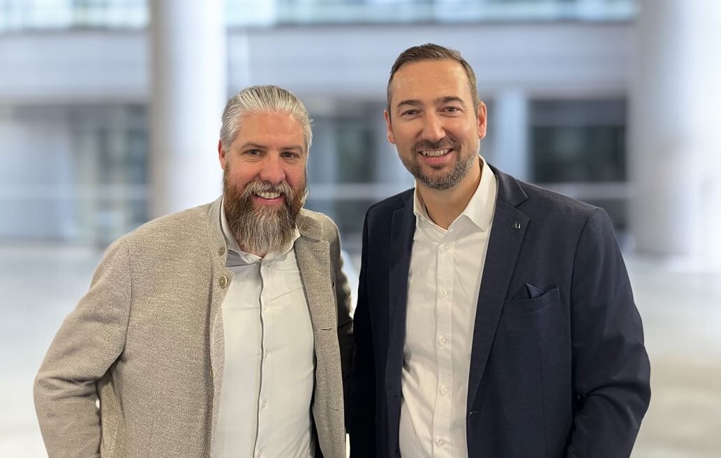 Gira Geschäftsführer Dominik Marte (r.) und Alfred Mölzer, Chef der neuen Vertriebsgesellschaft in der Schweiz (Foto: Gira)