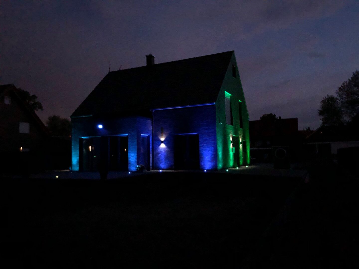 Farbig beleuchtetes Haus