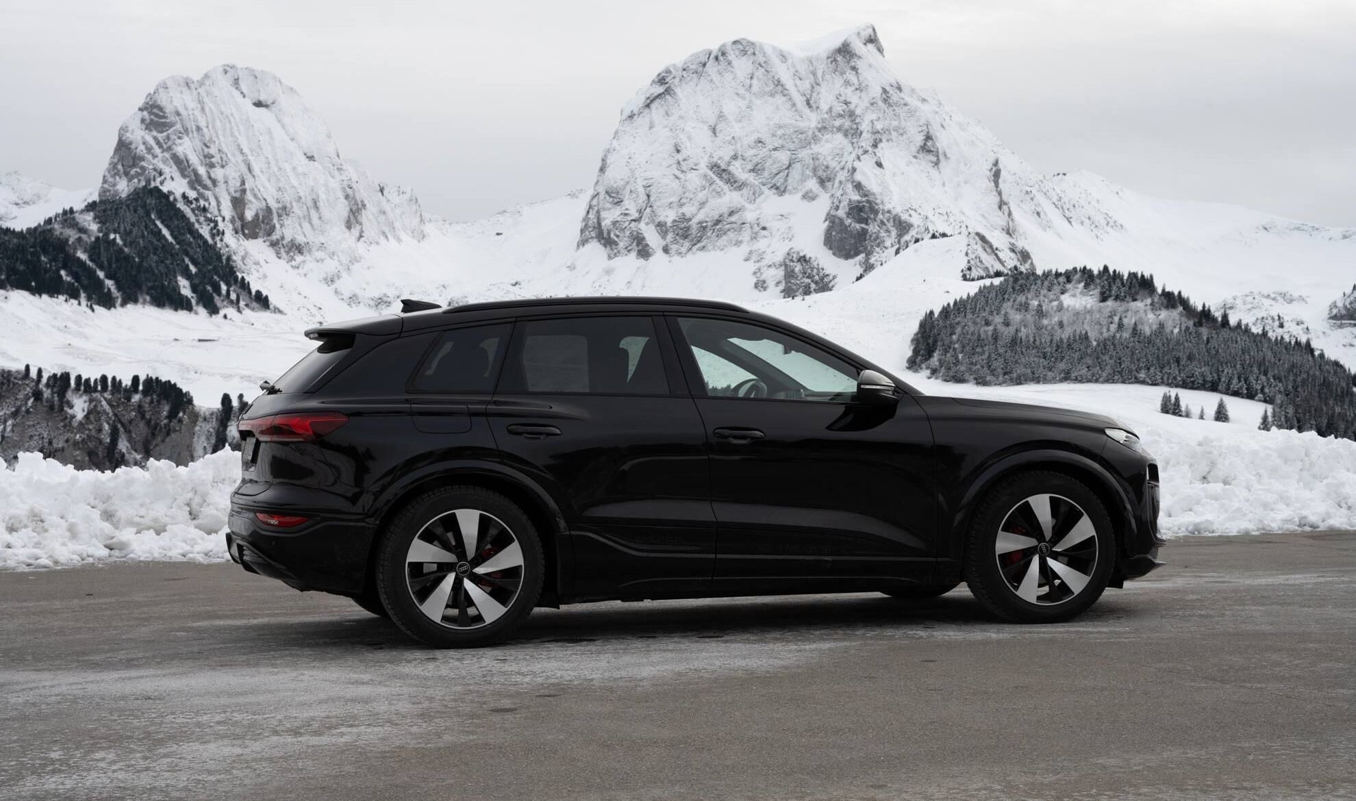 Viel Komfort, eine intelligente 400/800 V-Technologie und eine Ladeleistung, die sich sehen lassen kann – der Audi Q6 e-tron zeigt, was moderne Elektromobilität heute leistet.