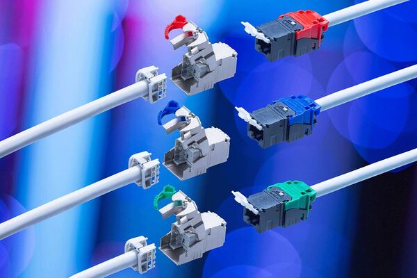 Modernisierte RJ45-Module: Dank den harmonisierten Bauformen entfallen zusätzliche Adapter für die Befestigung in Netzwerkdosen und Rangierfeldern. Bei Betätigung mit einem Finger flippt die Staubschutzklappe zwischen offener und geschlossener Endposition