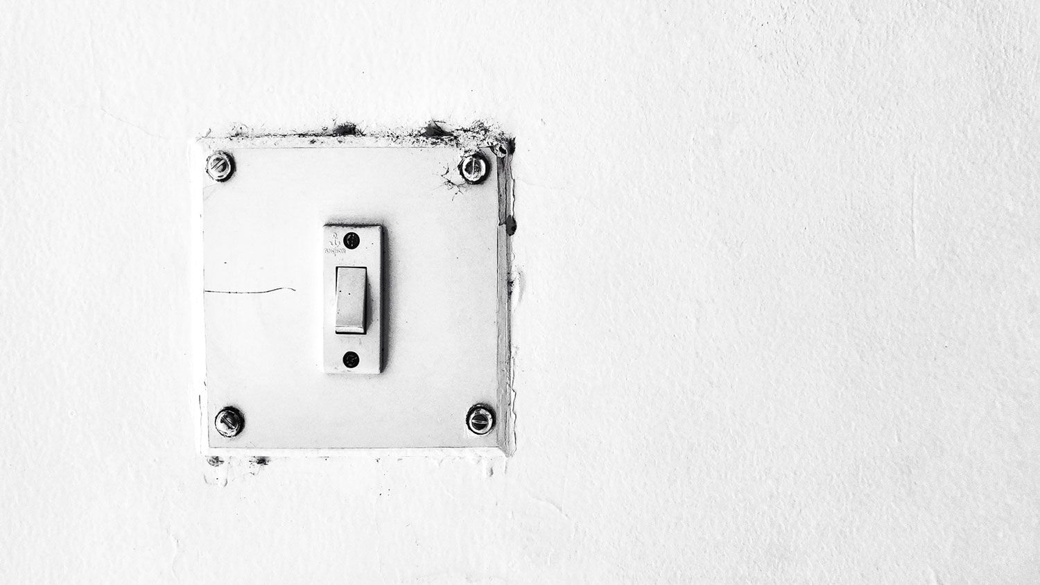 Lichtschalter weiss in Wand