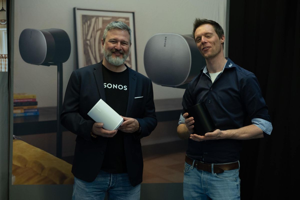 Das Team von Stilus präsentiert zusammen mit Sonos den neuen Sonos Era 100 Pro in Uster. Stilus ist der exklusive Vertriebspartner für die Pro-Modelle in der Schweiz. Im Bild (v.l.) Leander Albert von Sonos und Marc Perreten von Stilus.