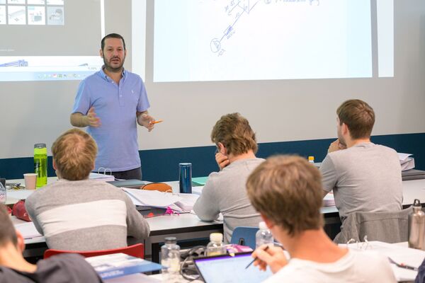 Berufsschule Unterricht in Schulzimmer