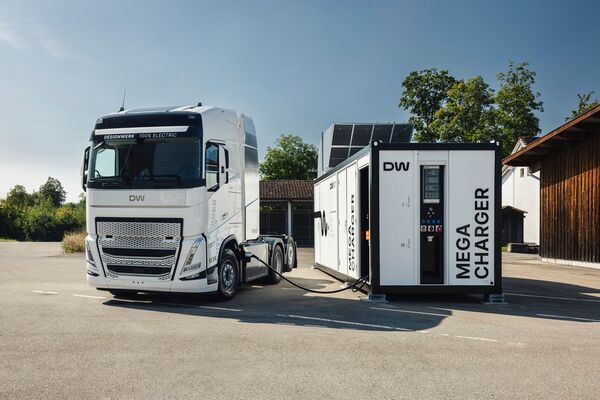 Der Prototypen-E-LKW und der Mega Charger