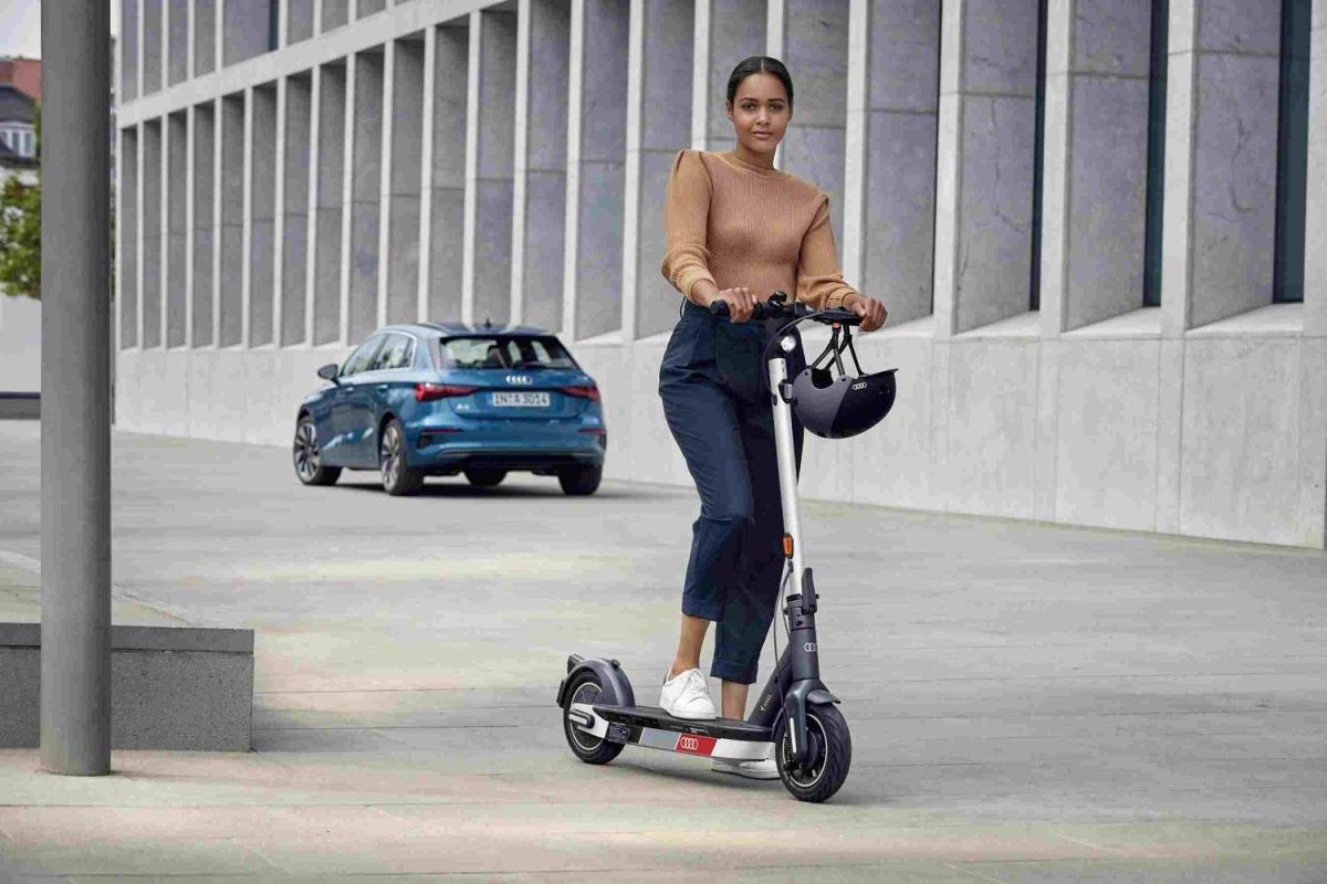 Frau mit Audi e-Scooter