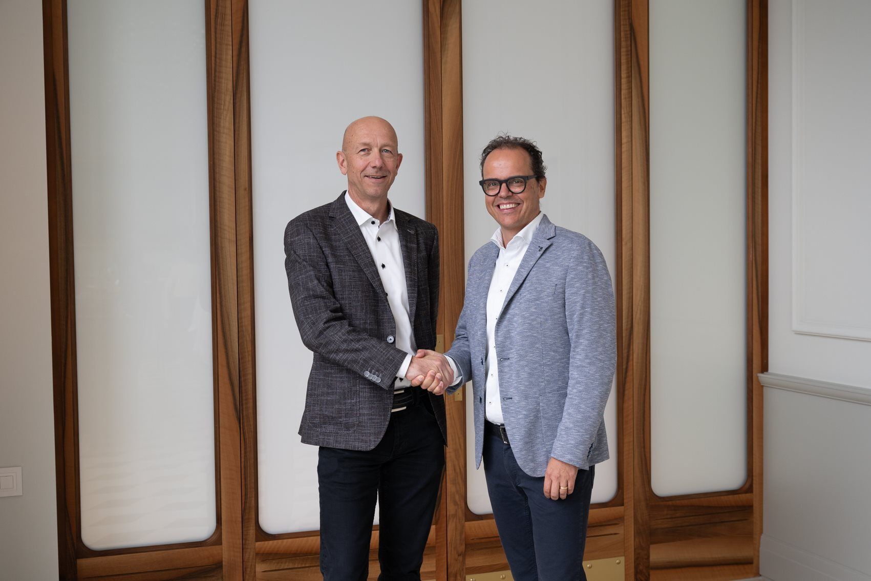 Bildunterschrift: Martin Wahlen, Leiter Marketing/Partnermanagement eev, und Jürg Rykart, Mitinhaber der Medienart Gruppe, blicken mit Vorfreude auf die bevorstehende Zusammenarbeit.