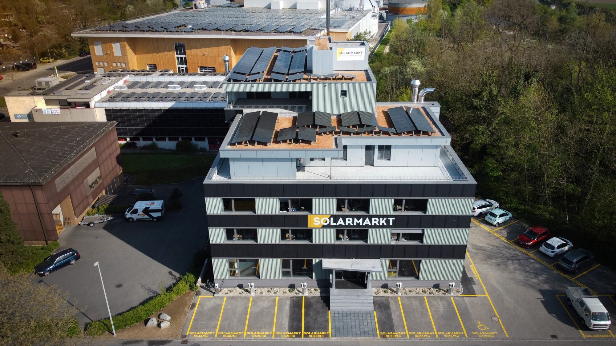 Umbau sichtbar: Der neue Solarmarkt-Standort in Aarau verbindet sanierte Gebäudehülle, Photovoltaik auf Dach und Fassade sowie Ladeinfrastruktur zu einem praxisnahen Gesamtkonzept. Quelle: Solarmarkt