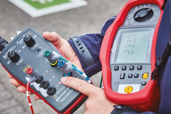 Messgerät und Adapter zum Prüfen von Elektroladestation