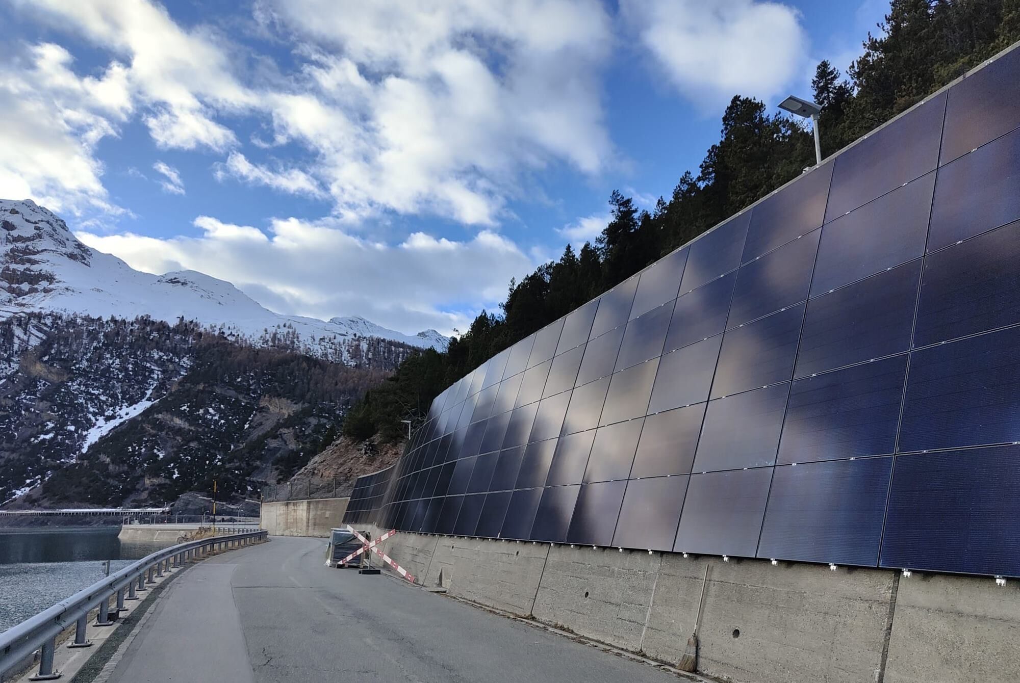 Photovoltaikanlage an der Stützmauer in Punt dal Gall