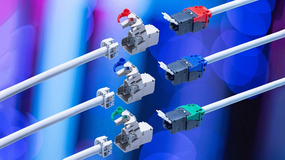 Modernisierte RJ45-Module: Dank den harmonisierten Bauformen entfallen zusätzliche Adapter für die Befestigung in Netzwerkdosen und Rangierfeldern. Bei Betätigung mit einem Finger flippt die Staubschutzklappe zwischen offener und geschlossener Endposition
