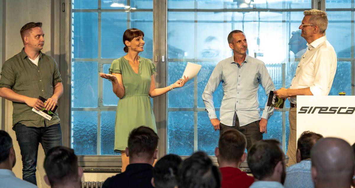 Ex-Miss-Schweiz Anita Buri befragt die drei Start-up-Unternehmer (v.l.) Julien Reutimann, Peter Flury und Marcos Lopez zu den Motivationen und Zielen des Projekts