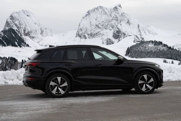 Viel Komfort, eine intelligente 400/800 V-Technologie und eine Ladeleistung, die sich sehen lassen kann – der Audi Q6 e-tron zeigt, was moderne Elektromobilität heute leistet.