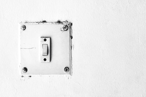 Lichtschalter weiss in Wand