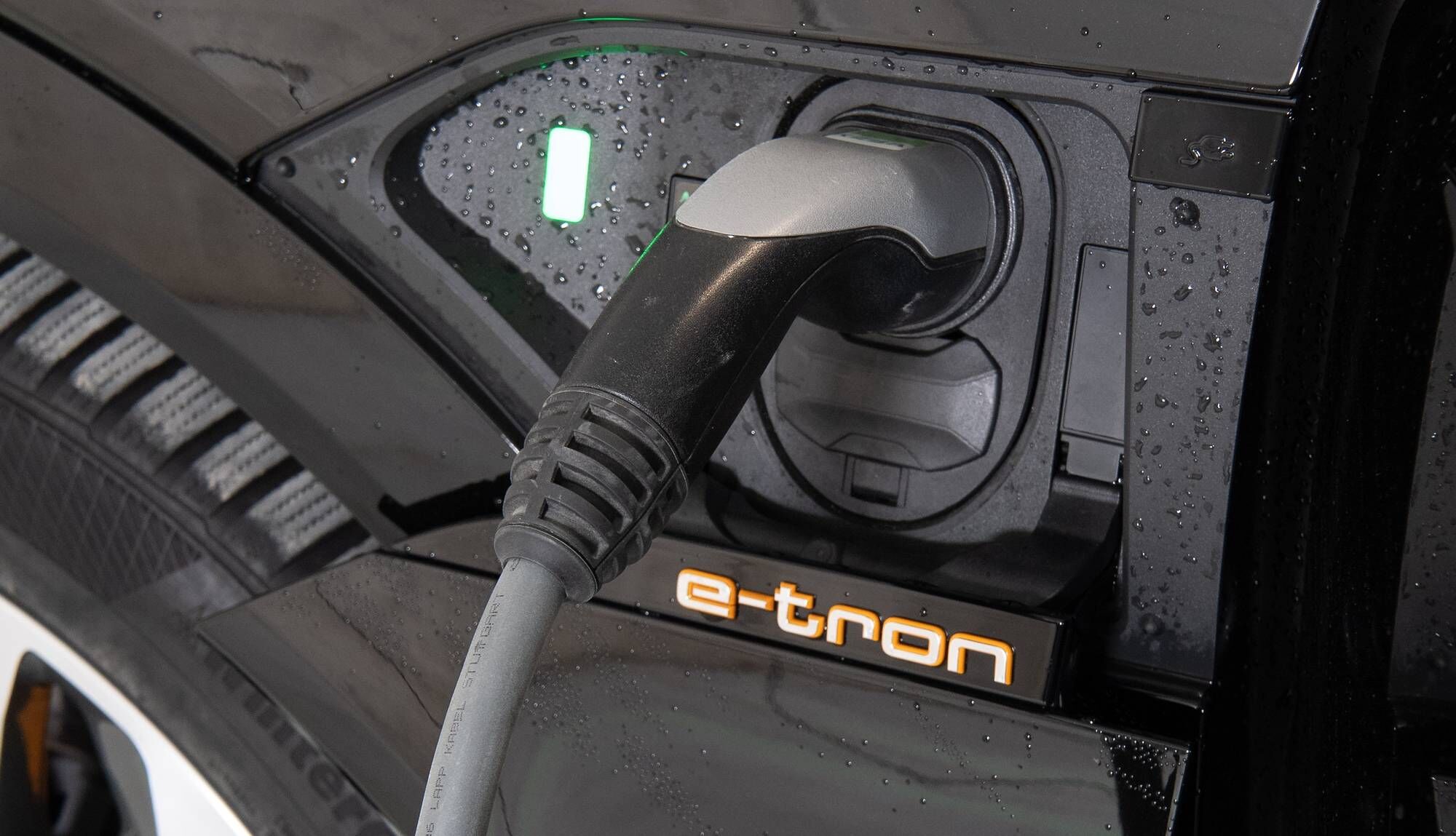 am Laden: Ladekabel an Elektroauto