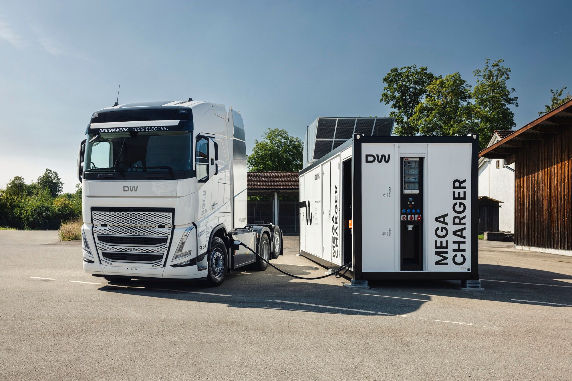 Der Prototypen-E-LKW und der Mega Charger