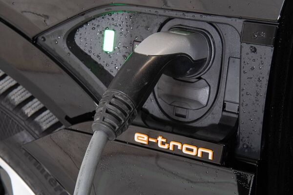 am Laden: Ladekabel an Elektroauto