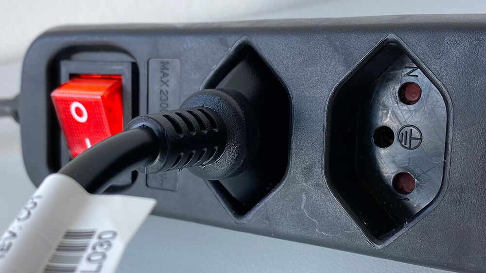 schwarze Steckerleiste mit Schweizer Stecker