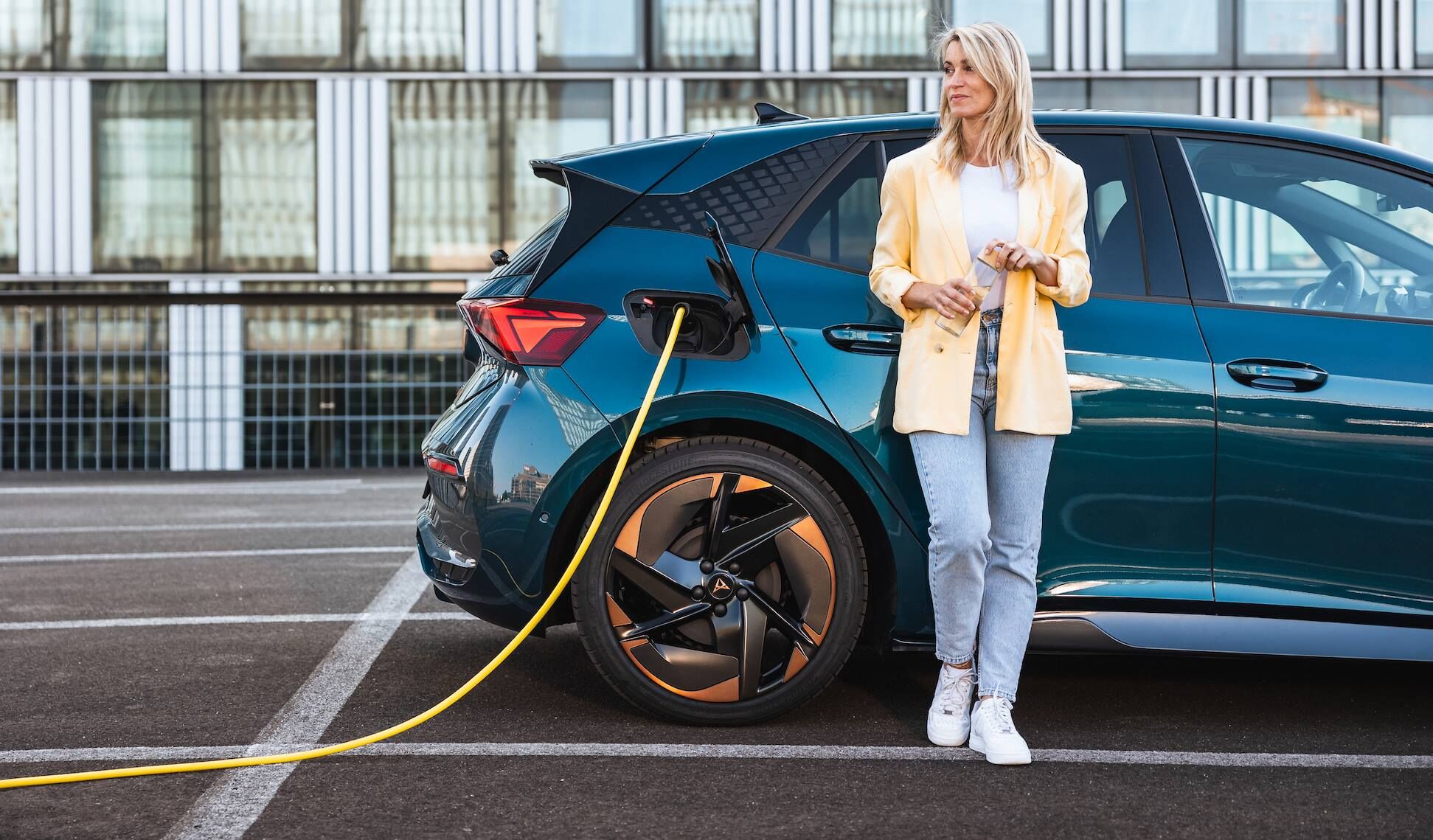 Elektromobilität: Auto-Abo von Amag-Tocher Clyde - Auto am Laden