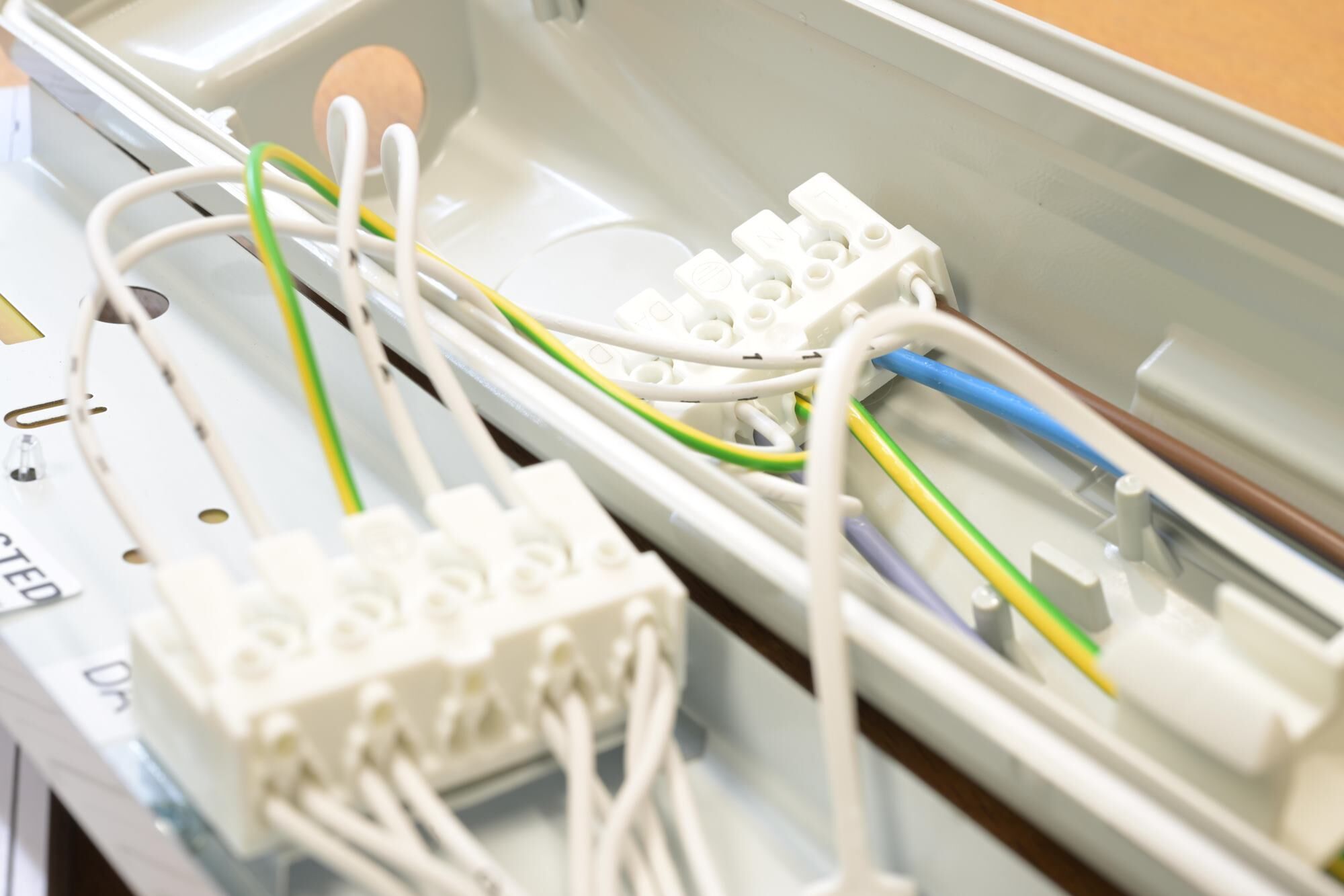 Durchgangsverdrahtung für einfache Installation