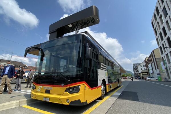 Batteriepostauto bei der Haltestelle Brugg, Bahnhof/Campus