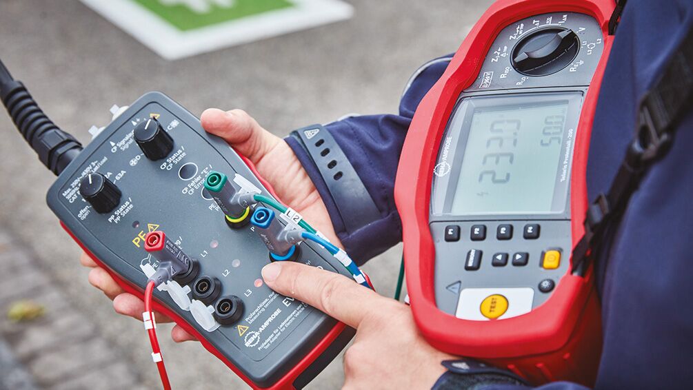 Messgerät und Adapter zum Prüfen von Elektroladestation
