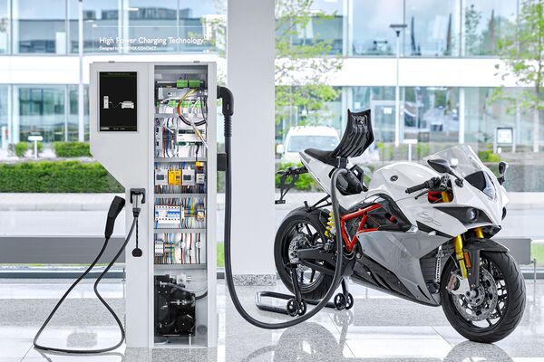 Ladestation mit Motorrad