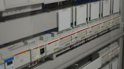 Gebäudeautomation - von Energieverteilung, ABB i-bus KNX, bis hin zu Solarwechselrichtern