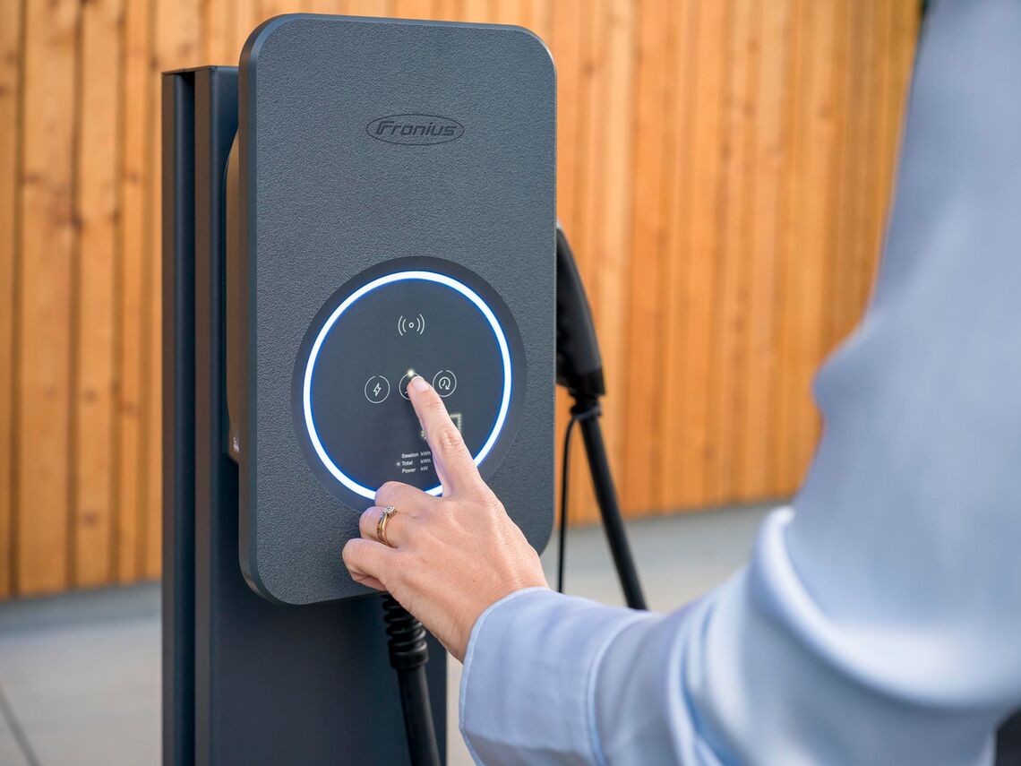 Intuitiv und unkompliziert: Der Fronius Wattpilot Flex wird direkt über Touchbuttons oder via Solar.wattpilot App per Smartphone und Tablet bedient.