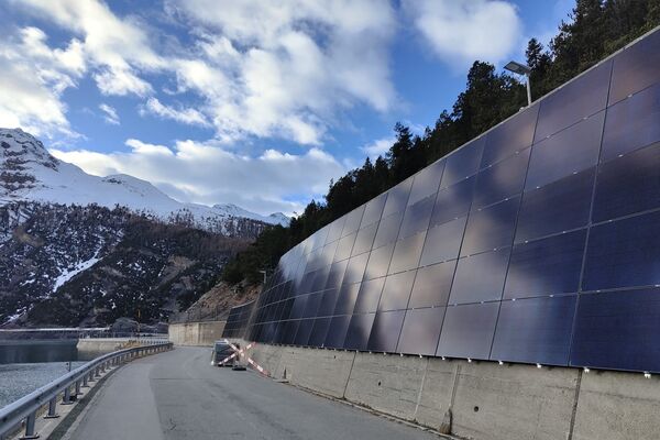 Photovoltaikanlage an der Stützmauer in Punt dal Gall