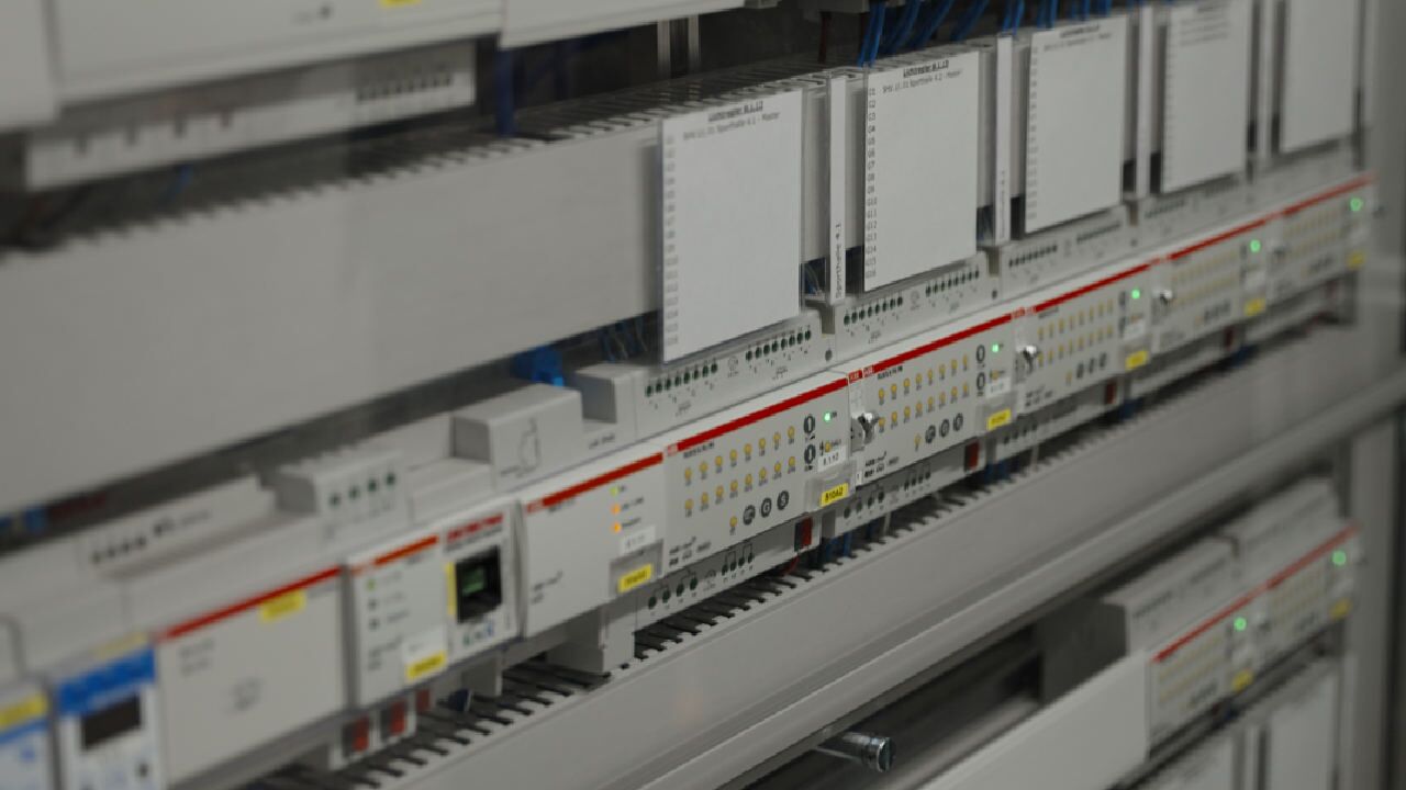 Gebäudeautomation - von Energieverteilung, ABB i-bus KNX, bis hin zu Solarwechselrichtern