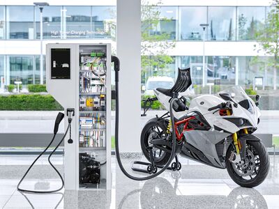 Ladestation mit Motorrad