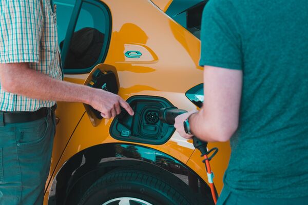 Elektroauto beim Laden an Ladestation