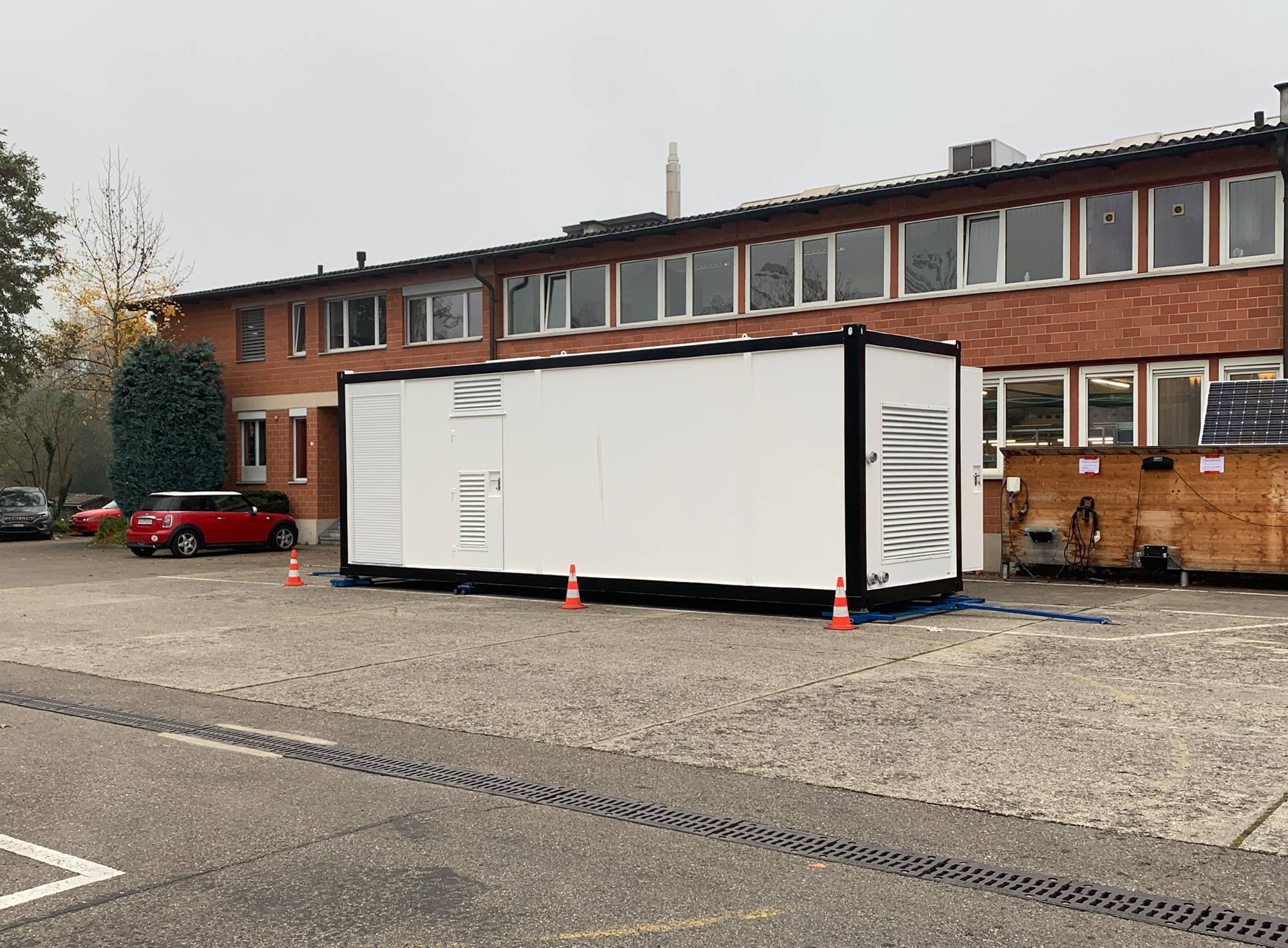 Die Batteriepuffer sowie die Leistungselektronik und die dazugehörende Elektrik- und Elektronik-Hardware sind in einem Container eingebaut und vor äusseren Einflüssen geschützt.