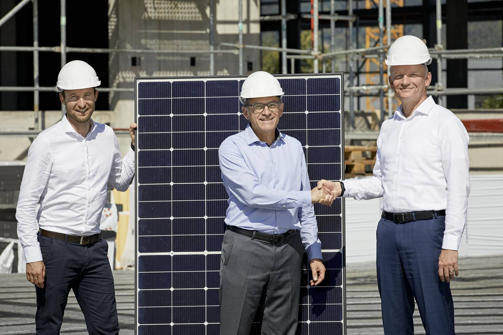 v.l.: Noah Heynen, CEO und Co-Gründer Helion Energy AG; Helmut Ruhl, CEO AMAG Group AG; Gunter Erfurt, CEO Meyer Burger Technology AG. v.l.: Noah Heynen, CEO und Co-Gründer Helion Energy AG; Helmut Ruhl, CEO AMAG Group AG; Gunter Erfurt, CEO Meyer Burger Technology AG.
