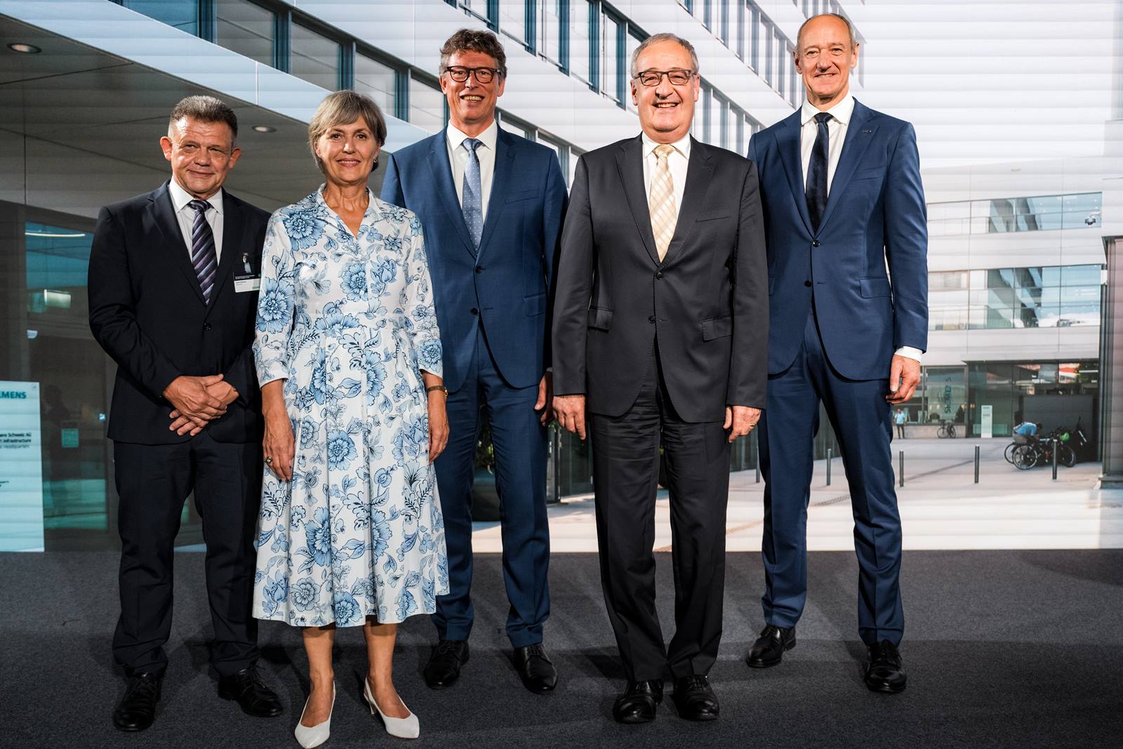 v.l.n.r.: Zsolt Sluitner - CEO Siemens Real Estate, Frau Landammann Silvia Thalmann-Gut, Matthias Rebellius - CEO Smart Infrastructure und Vorstandsmitglied der Siemens AG, Bundesrat Guy Parmelin, Roland Busch - Vorstandsvorsitzender der Siemens AG v.l.n.r.: Zsolt Sluitner - CEO Siemens Real Estate, Frau Landammann Silvia Thalmann-Gut, Matthias Rebellius - CEO Smart Infrastructure und Vorstandsmitglied der Siemens AG, Bundesrat Guy Parmelin, Roland Busch - Vorstandsvorsitzender der Siemens AG