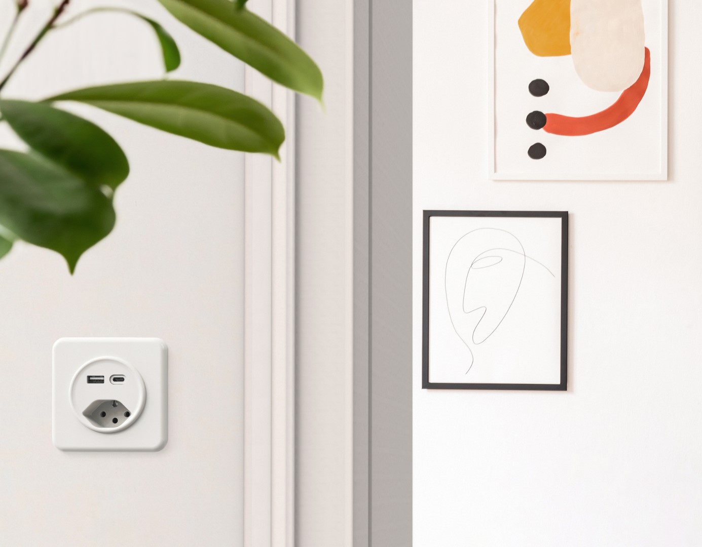 Steckdose mit USB Typ A und Typ C Ports im STANDARDdue Design verfügbar in Weiss und Schwarz. Steckdose mit USB Typ A und Typ C Ports im STANDARDdue Design verfügbar in Weiss und Schwarz.