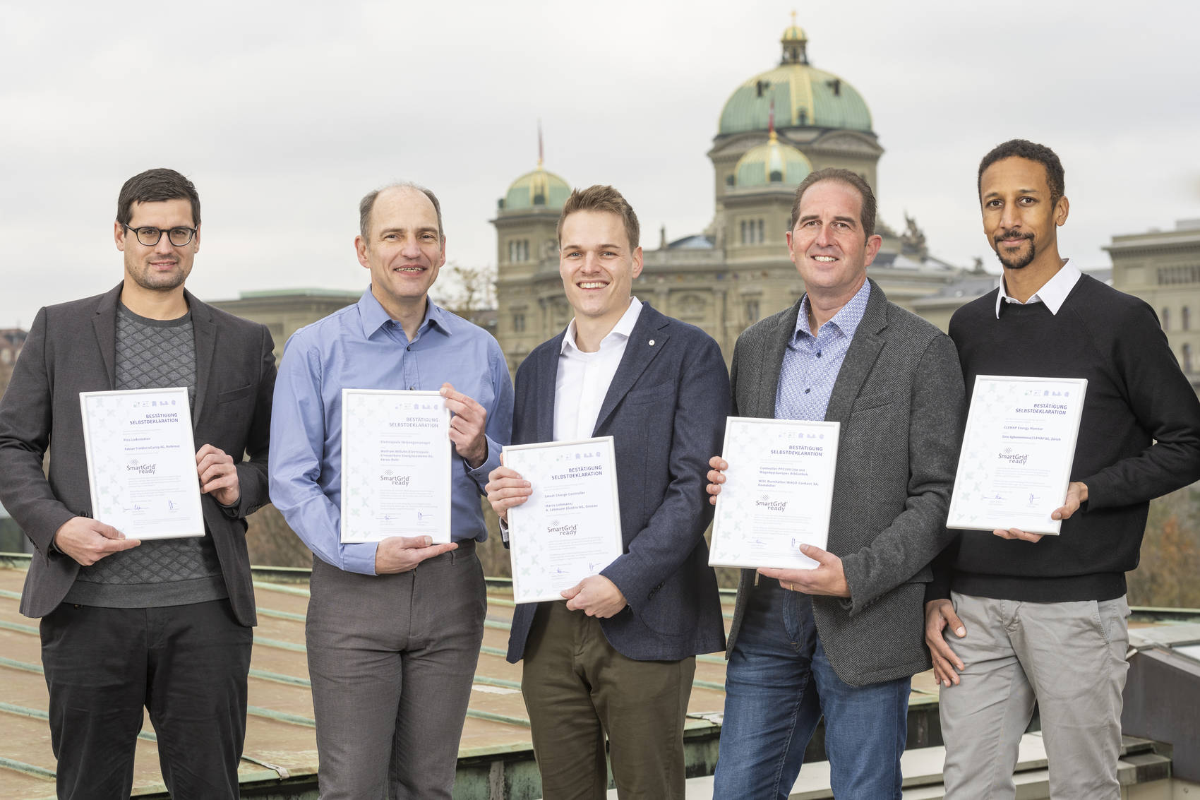 Smartgridready-Bestätigung: die Verantwortlichen der fünf deklarierten Unternehmen Smartgridready-Bestätigung: die Verantwortlichen der fünf deklarierten Unternehmen