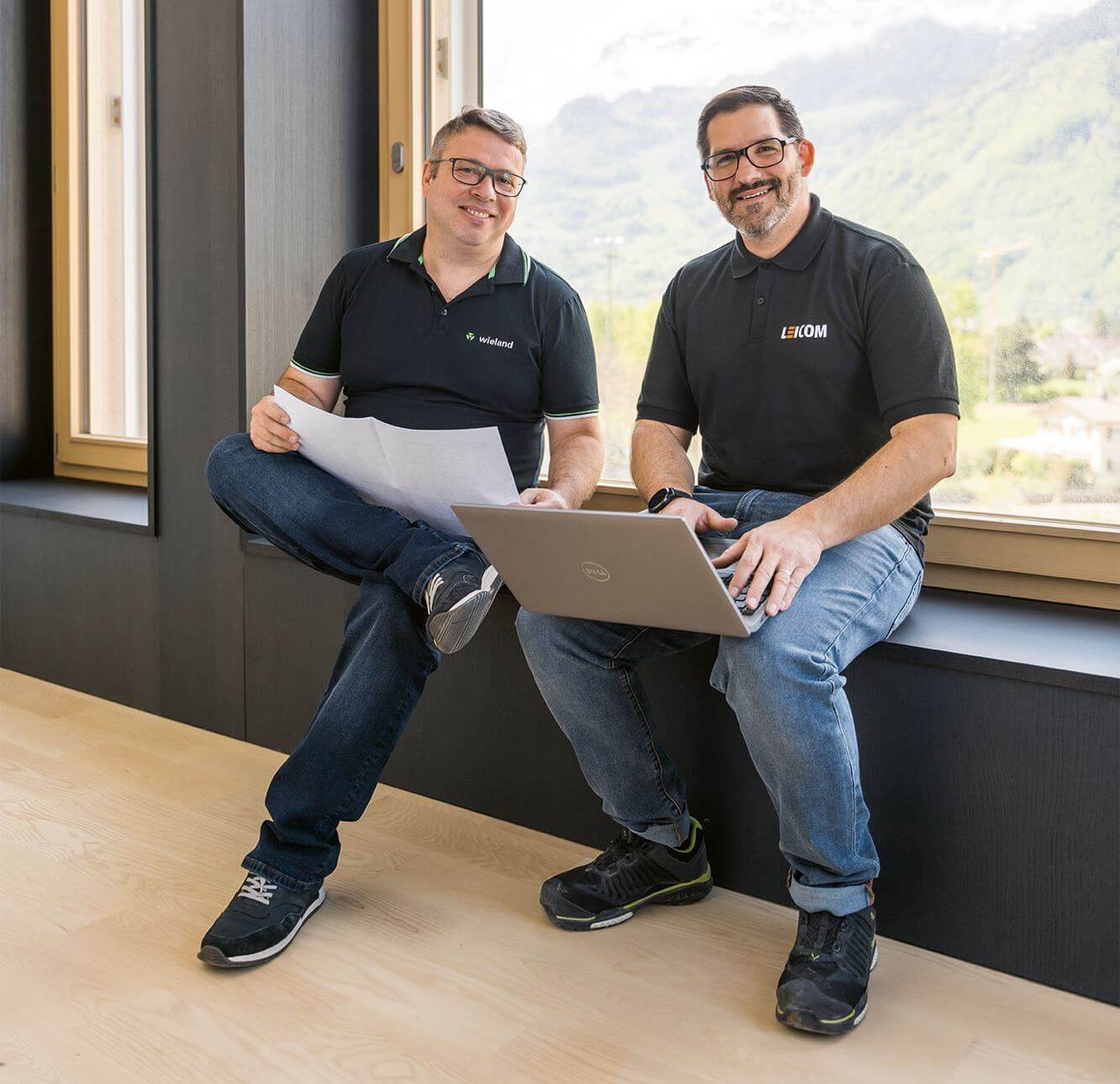 Ronny Gasser (links) und Simon Ivcec von Leicom AG tauschen sich bereits über Optimierungspotenzial für das nächste Projekt aus, damit ihnen die industrielle Vorfertigung noch mehr Vorteile bringt. Ronny Gasser (links) und Simon Ivcec von Leicom AG tauschen sich bereits über Optimierungspotenzial für das nächste Projekt aus, damit ihnen die industrielle Vorfertigung noch mehr Vorteile bringt.