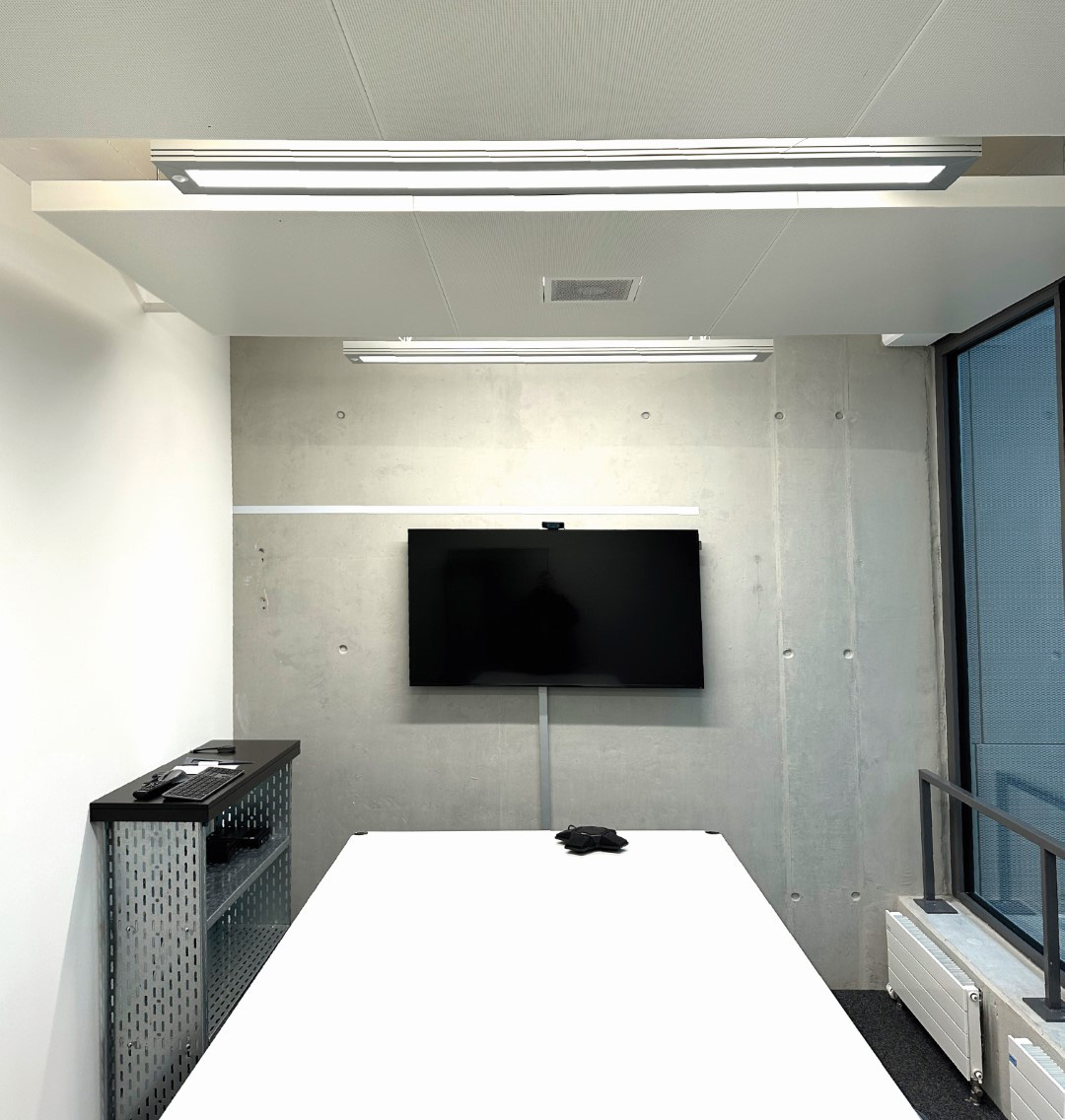 Sitzungszimmer: ideale Lichtverhältnisse dank vernetzten, intelligenten Leuchten mit Schwarmfunktion. Sitzungszimmer: ideale Lichtverhältnisse dank vernetzten, intelligenten Leuchten mit Schwarmfunktion.