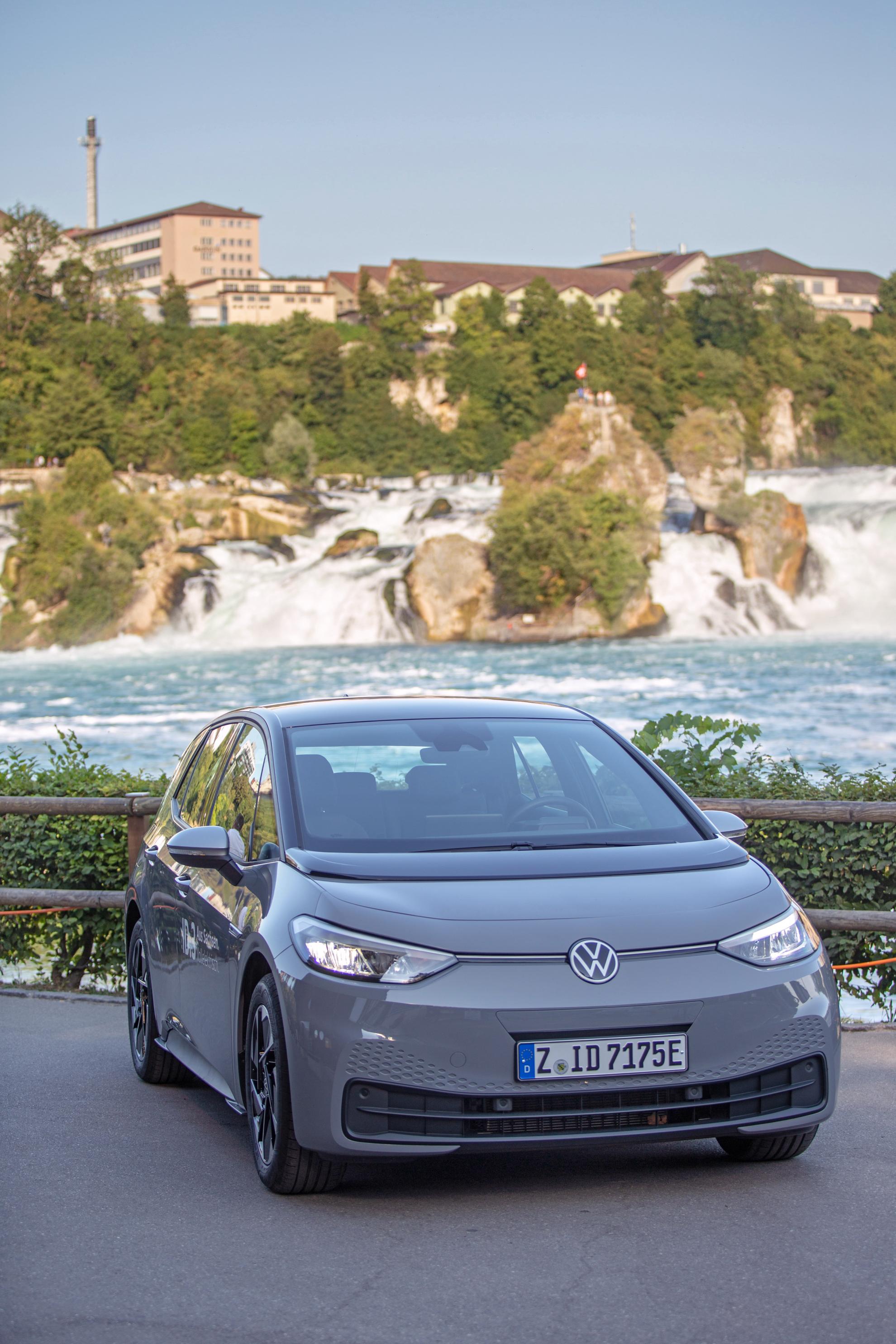 Vor dem Rheinfall in Schaffhausen: der ID.3 nach 531 km am Ziel VW ID3 in Schaffhausen