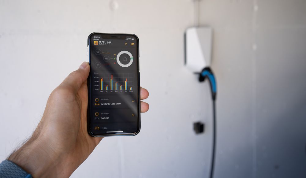 Smartphone mit Solar Manager App Smartphone mit Solar Manager App