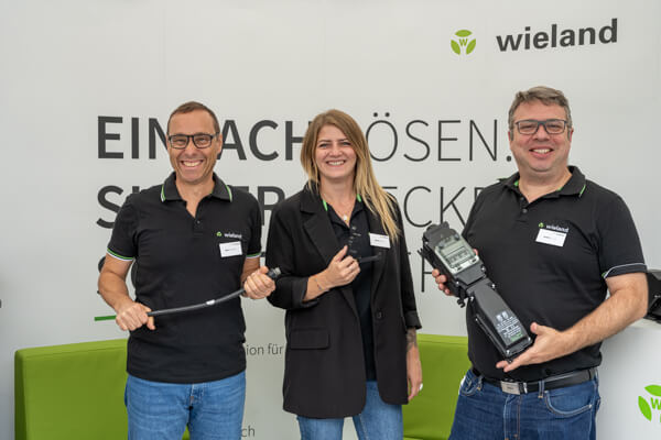 Das Team von Wieland Electric Schweiz AG auf der Expo Energietechnik. V.l.n.r Rolf Zollinger, Judith Knöpfle, Rony Gasser