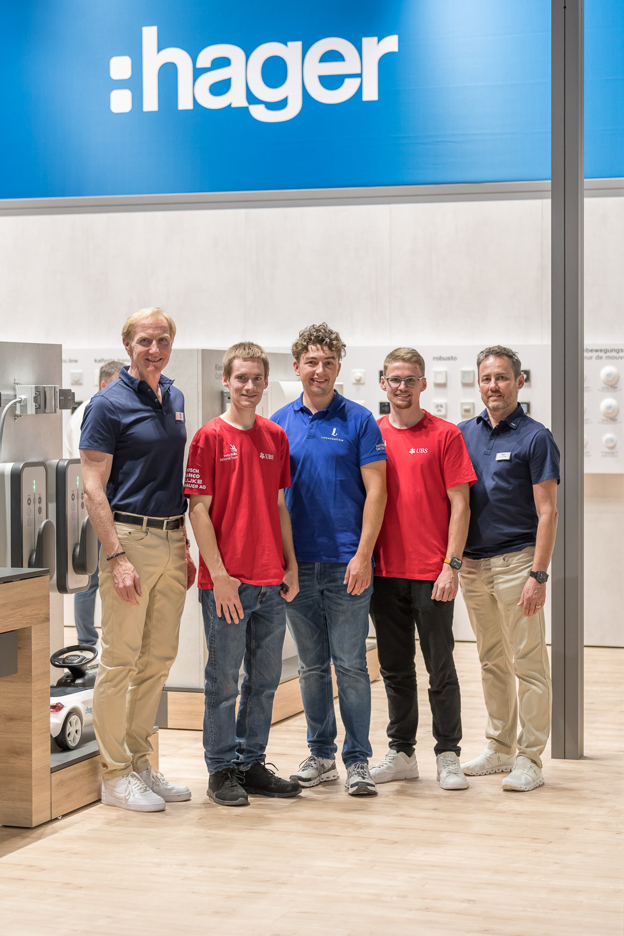 Die EuroSkills-Teilnehmer 2023 aus Danzig, Michael Schmucki, Sven Fellmann und der Liechtensteiner Kandidat Julian Büchel (Mitte v.l.n.r.), zusammen mit Patrick Schmidle (rechts) und Stephan Gieseck (links) von Hager. Die EuroSkills-Teilnehmer 2023 aus Danzig, Michael Schmucki, Sven Fellmann und der Liechtensteiner Kandidat Julian Büchel (Mitte v.l.n.r.), zusammen mit Patrick Schmidle (rechts) und Stephan Gieseck (links) von Hager.
